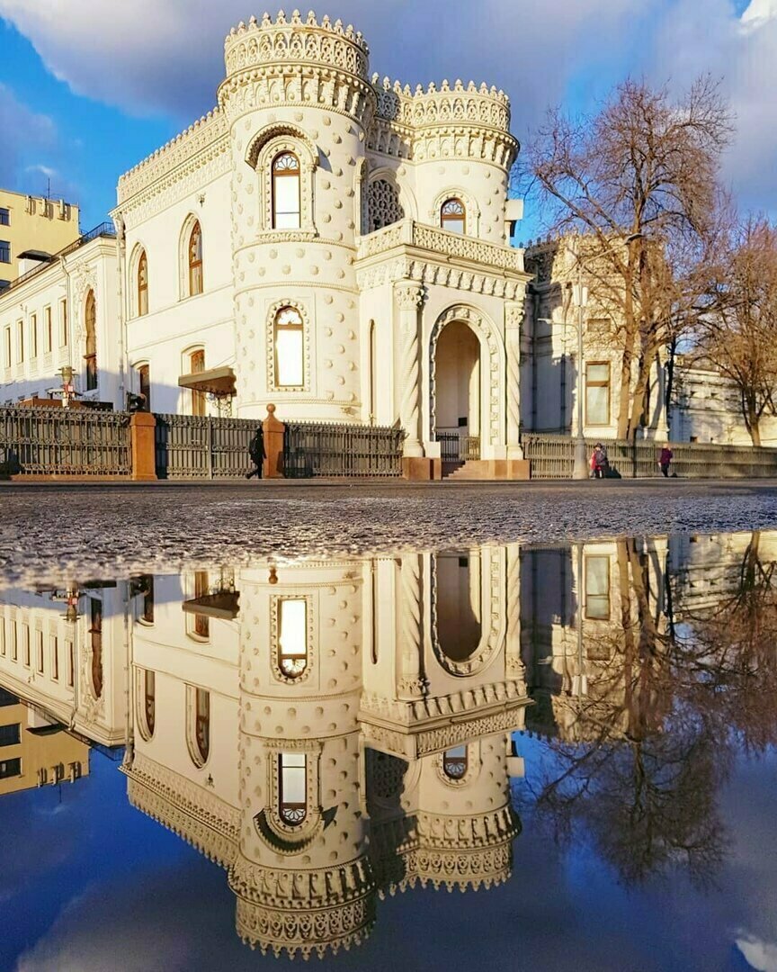 ТОП-10 самых необычных домов Москвы. Улей, особняк ведьмы и бублик |  Смотровая площадка PANORAMA360 | Дзен