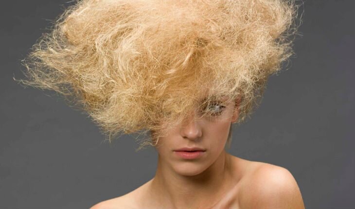 Из-за неудачного осветления – и, тем более, обесцвечивания – волосы становятся тусклыми, ломкими, истонченными, посеченными, излишне сухими, практически не имеют прикорневого объема.