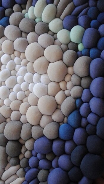 То, что это сделано из лоскутов, я поняла не сразу