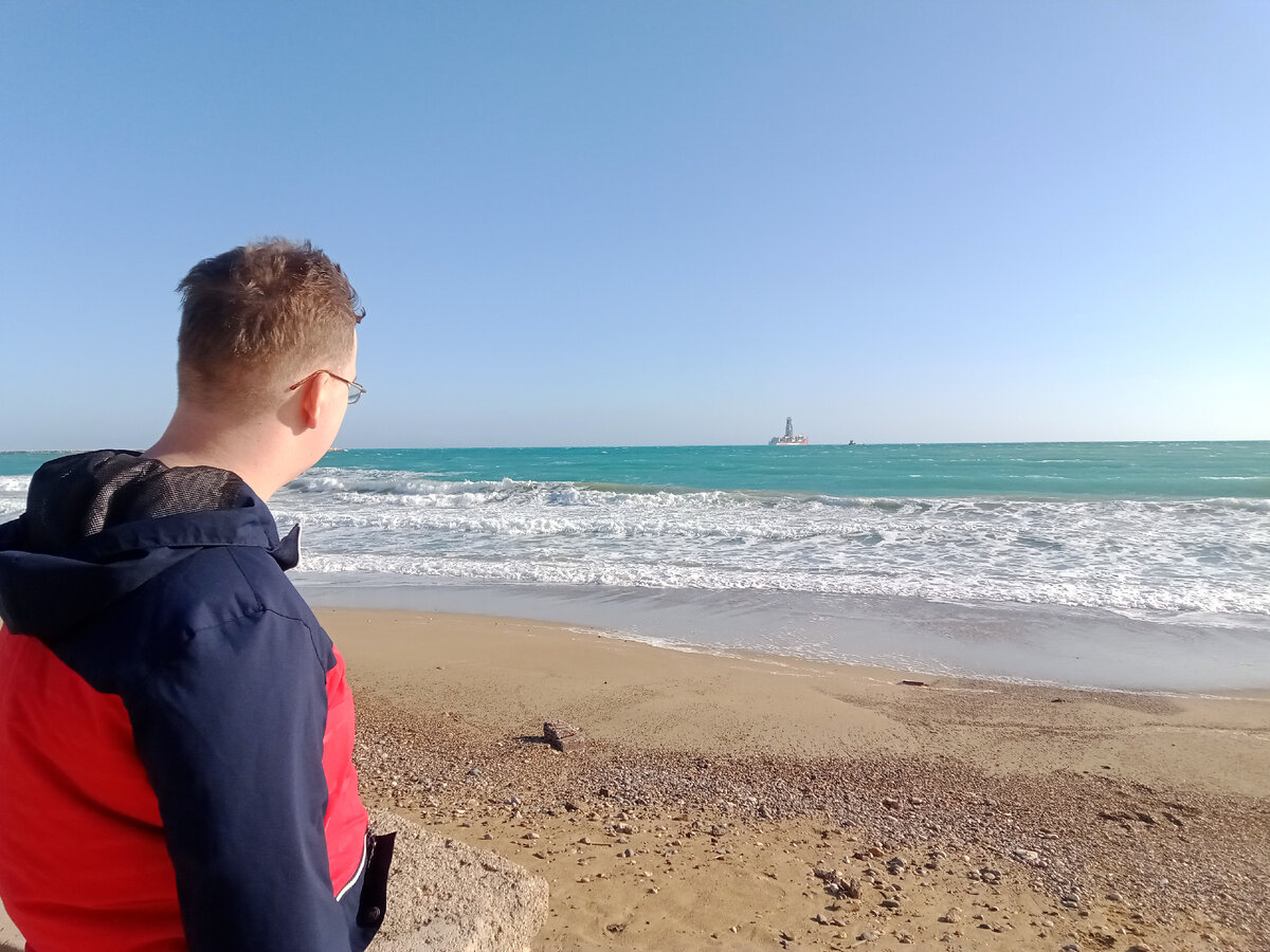 Сын Егор первый раз на Средиземном море. Фото автора