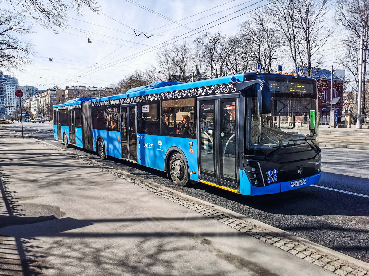 Автобус ЛиАЗ-6213 следует по маршруту № 716 в посёлок Восточный.