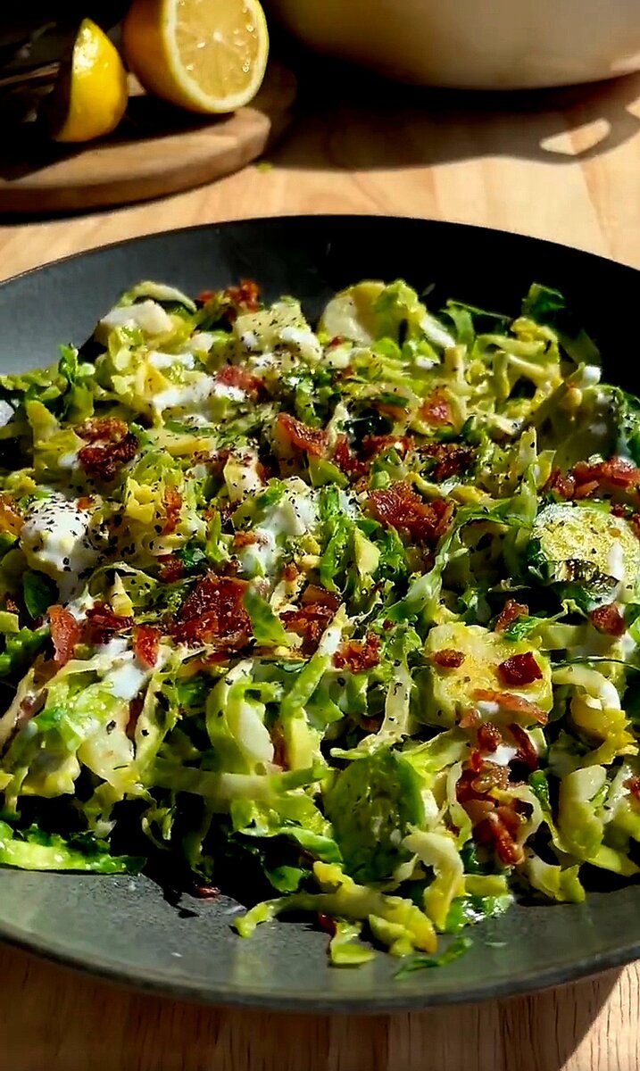 Теплый салат из брюссельской капусты.