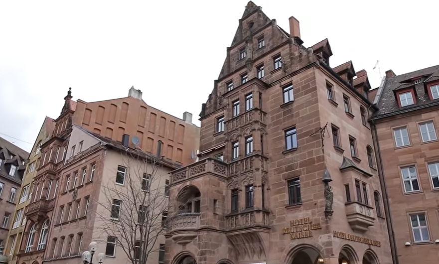 Уголок одной из главных улиц города, восстановленный