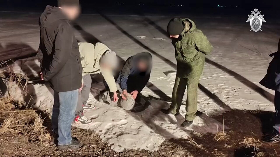     Следственный эксперимент: обвиняемый показывает как наносил удары по голове 16-летней девушки кулаком, а затем камнем в ночь на 31 июля 2022 года. Но перед этим, в июле, он напал на другую девушку, также ударив ее по голове, сообщают в полиции