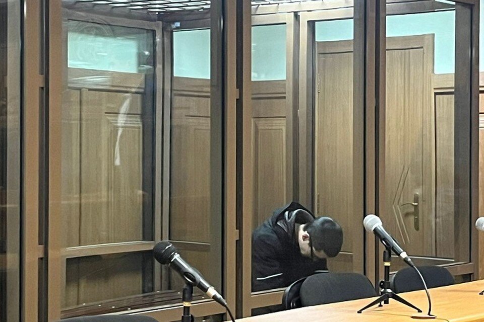    В начале судебного заседания Ильназ Галявиев снова пытался прятать свое лицо от камер. Рузалия ХАКИМУЛЛИНА