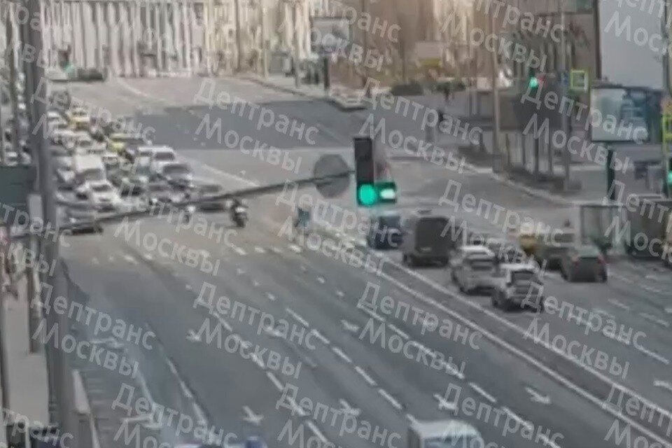     Авария произошла на перекрестке Садовой-Спасской и Мясницкой улиц  Департамент транспорта Москвы