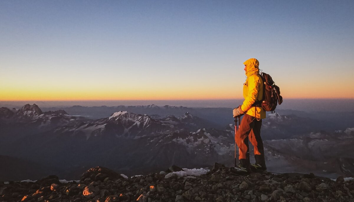Вершина Эльбруса в рассветных лучах солнца © Роман Дочук