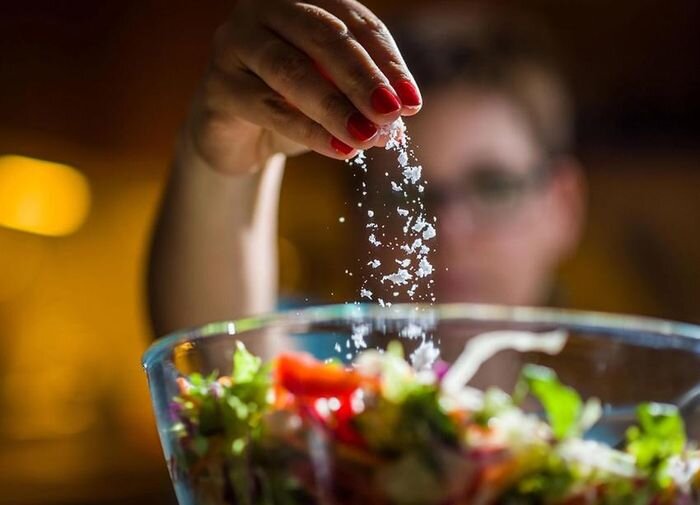 Следует ограничить потребление соли, чтобы защитить здоровье вашего сердца, мозга и здоровья в целом.