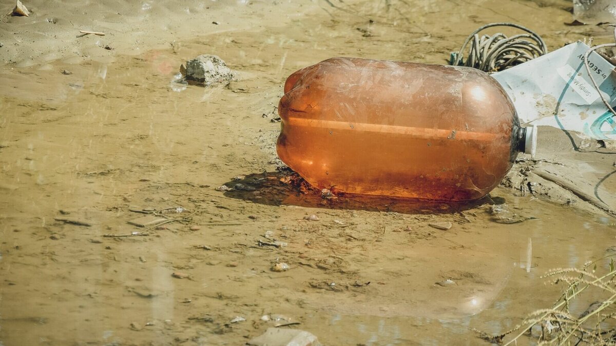     Жильцам многоквартирного дома по улице Дмитрия Менделеева, 12, корпус 1, на протяжении недели не дают покоя бутылки и банки с водой, летящие на них с балкона 11 этажа. Сообщение об этом появилось в паблике «ЧС Тюмень».