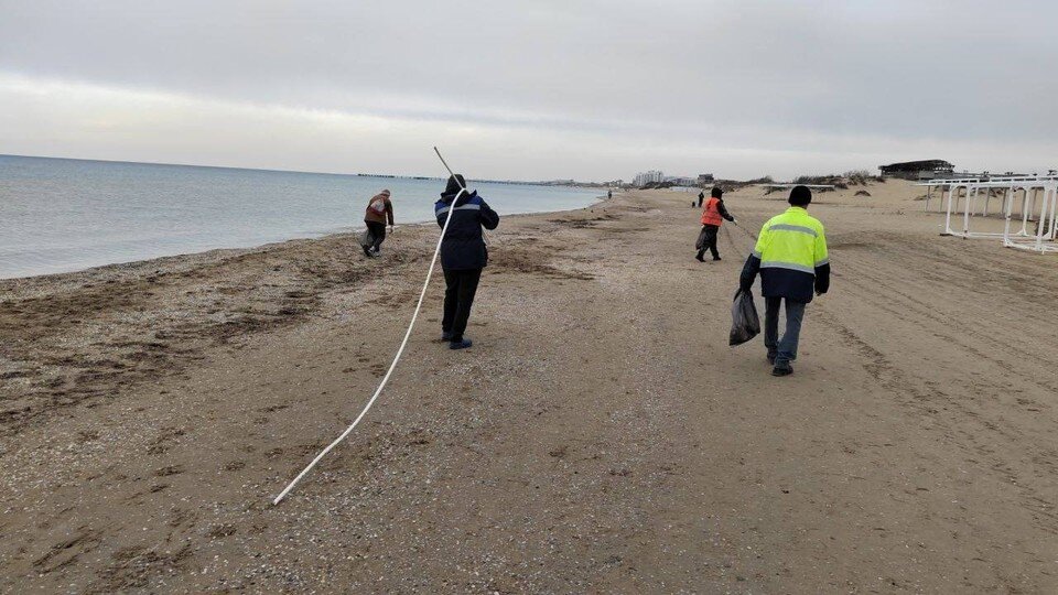     В Анапе убирают пляжи после шторма. Фото: t.me/chistoAnapa