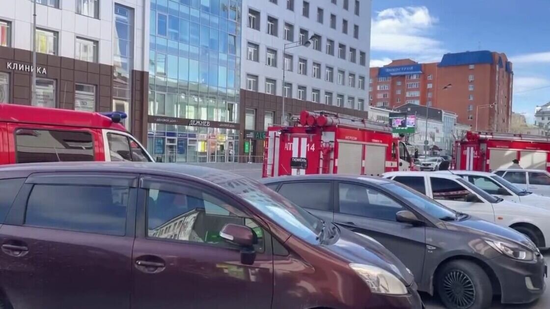     В областной столице к 15:00 у ТЦ «Центральный» появились 10 пожарных машин МЧС и бригада скорой помощи. По данным «Нашего города», поступило сообщение о возгорании в торговом центре.