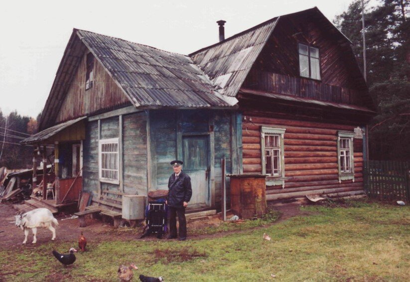 Лесик Ёхин В.Е. возле своей сторожки 