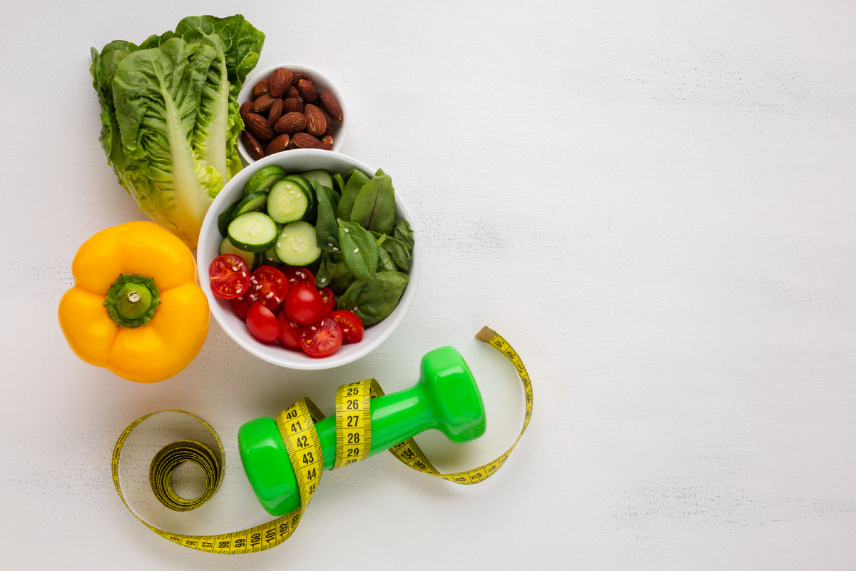 Изображение от <a href="https://ru.freepik.com/free-photo/flay-lay-of-salad-bowl-and-weights_5268388.htm#query=%D0%BF%D0%BE%D1%85%D1%83%D0%B4%D0%B5%D0%BD%D0%B8%D0%B5&position=3&from_view=search&track=sph#position=3&query=%D0%BF%D0%BE%D1%85%D1%83%D0%B4%D0%B5%D0%BD%D0%B8%D0%B5">Freepik</a>