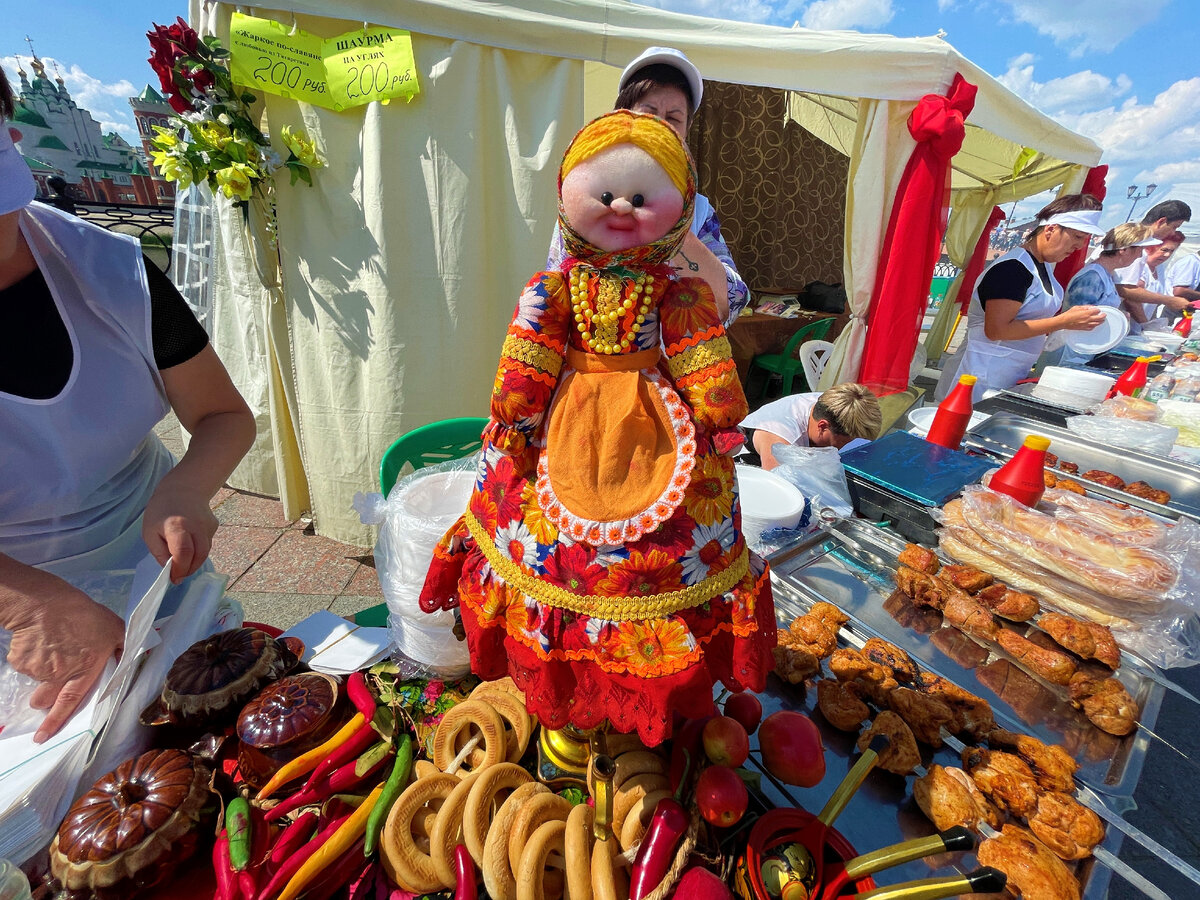 Гуляй Йошкар-Ола! Один день в толпе народа. Послушали необычное пение,  полюбовались татарским пловом и европейской архитектурой | Под зонтиком |  Дзен