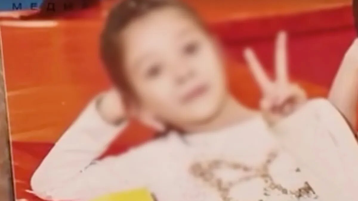 Фото: погибшая девочка Аида/стоп-кадр из видео «Плохие Новости»