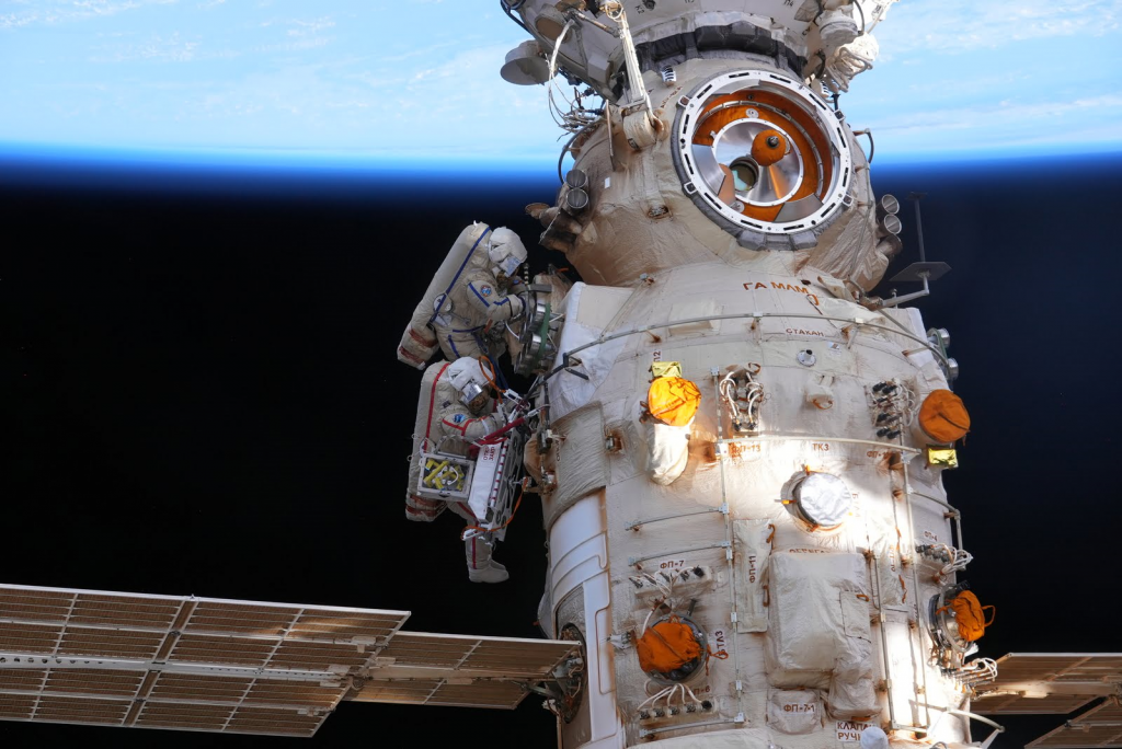 Первый выход на орбиту. Космонавт в космосе. Фото Космонавта в космосе. Инопланетяне в космосе.