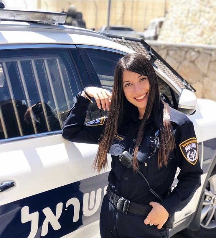 Фото девушки полицейской в зимней форме