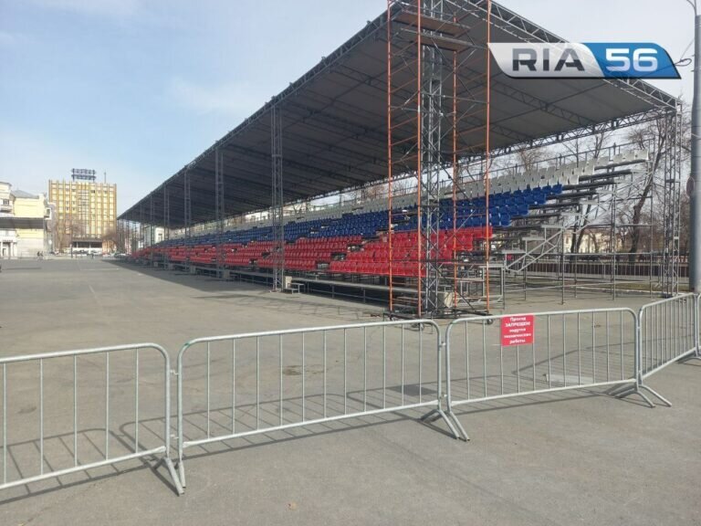    В Оренбурге на площади имени Ленина идет монтаж трибун и сцены к 9 мая Андрей Севостьянов