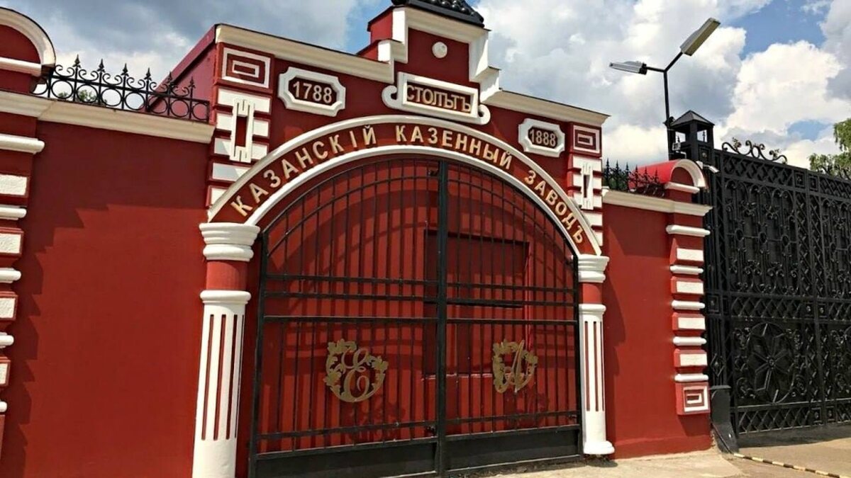  В результате пострадал сотрудник — ему оторвало кисть. Взрыв произошёл вчера днем на территории Казанского государственного казённого порохового завода. Стрелок-испытатель должен был занести макет снаряда в здание баллистических испытаний, однако прямо у входа тот сдетонировал. Работнику оторвало правую кисть, его госпитализировали.Что привело к детонации, сейчас пытаются разобраться.