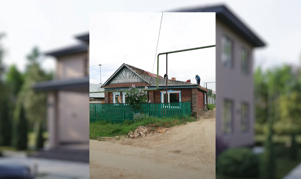 Старый бабушкин дом, который разобрали строители ИНБРИГ, чтобы возвести новый