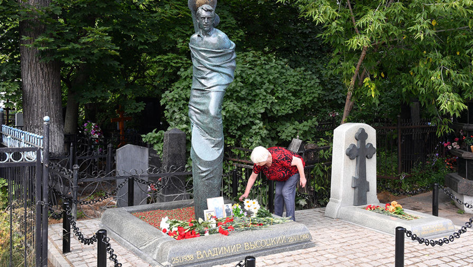 Памятник пригожину на могиле. Памятник Высоцкому на Ваганьковском кладбище. Памятник Владимиру Высоцкому в Москве на Ваганьковском кладбище. Памятник на могиле Высоцкого на Ваганьковском кладбище. Памятник Владимиру Высоцкому на Ваганьковском кладбище.