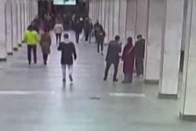    Мужчина ножом угрожал убийством семейной паре в Московском метрополитене ©Скриншот