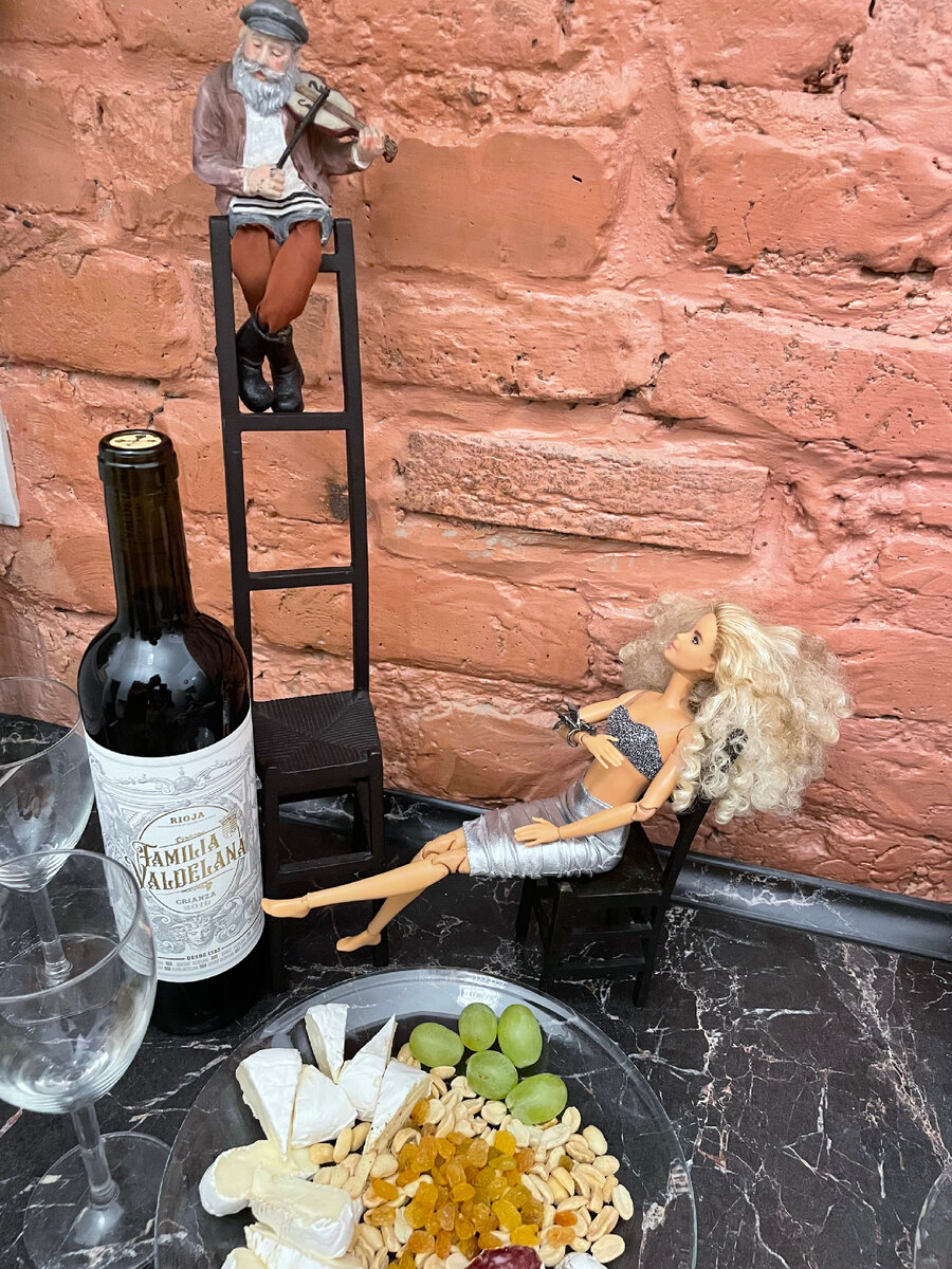 Сыр и вино - куда же без этого?