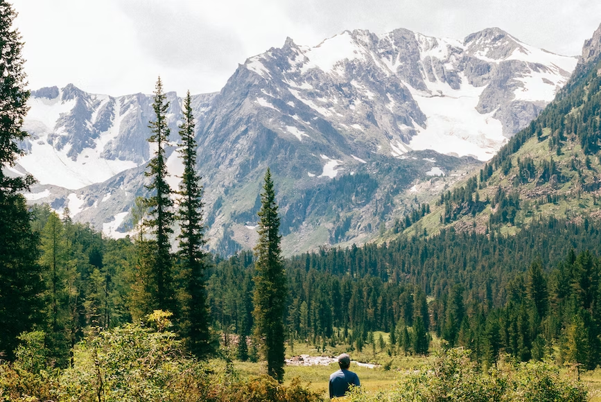 Кольцевые маршруты по Алтаю удобны тем, что не требуют сложной физической подготовки и подходят даже для путешествия с детьми школьного возраста. В сложно проходимых локациях туристов перевозят на внедорожниках, а ночевки проходят в туристических лагерях, базах отдыха и гостиничных комплексах со всеми удобствами.
