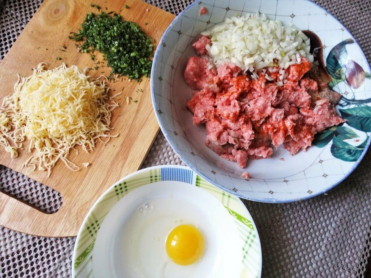 Мясные зразы с сыром и травами