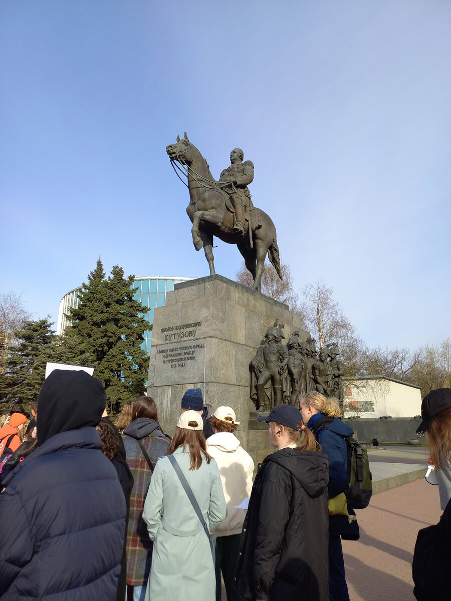 Провожаем своих подростков в лагерь. Некоторые так настроились на отдых, что пришли в кроксах! При этом на улице было около нуля...