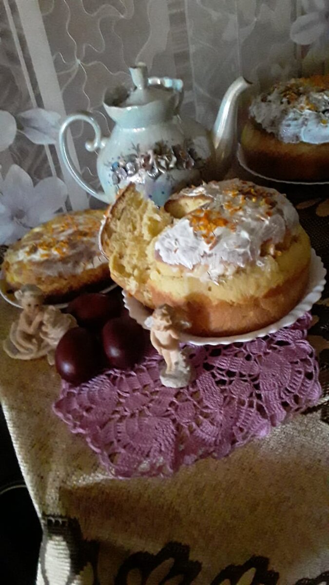 Наши куличи и крашеные яйца.