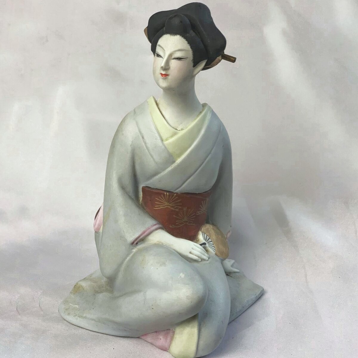 Гейша Графин для саке. Япония, середина 20 в. 17,5 см. https://ru.bidspirit.com