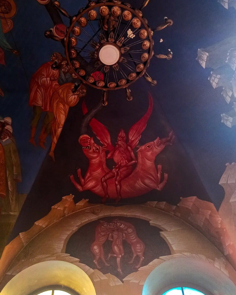 Фрески на стенах Скорбященской церкви.