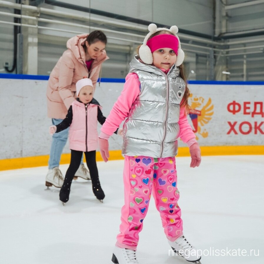 Есения, 4 года. Встала на коньки в 3.2г