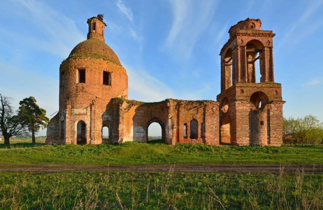 Фото из интернета 2012 года - церковь ещё не в "лесах"