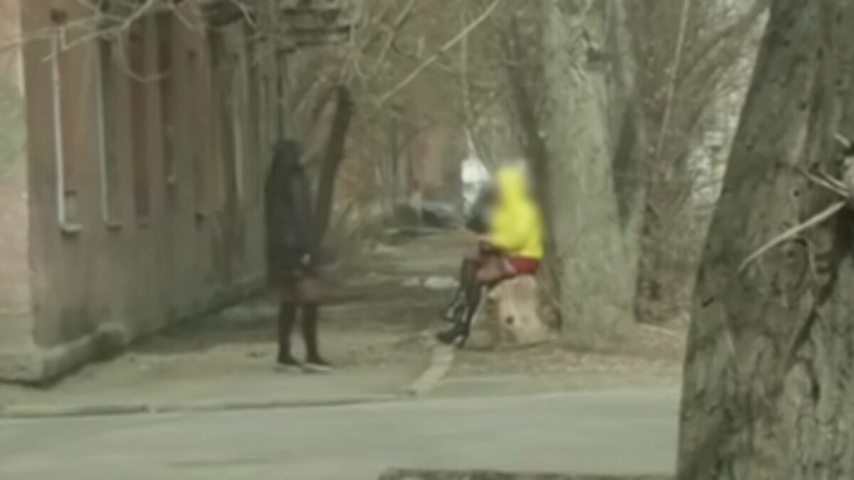     Жители улицы Кутузова жалуются на проституток, которые работают в этом районе. По их словам, иногда здесь занимаются сексом прямо на улице.