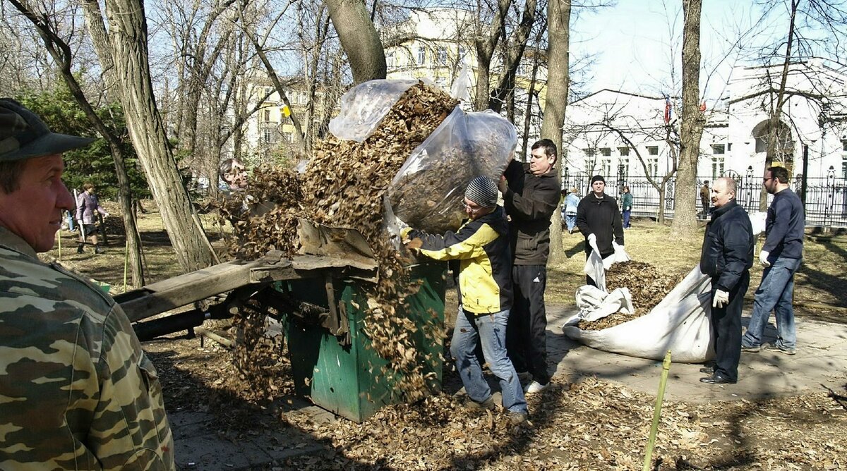 КОМПАНИЯ "ОЛЕРОН+" ПРОСИТ БРОСАТЬ В БАКИ ТОЛЬКО БЫТОВОЙ МУСОР. ФОТО: ALEXANDER LEGKY/GLOBALLOOKPRESS