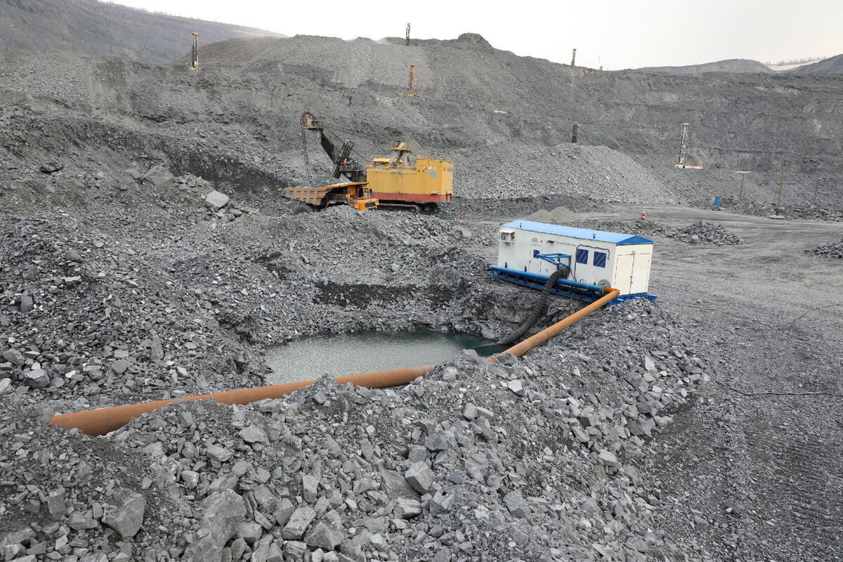 Мощные насосы откачивают грунтовые воды с нижних точек карьера.
 Автор фото Александр Белашов / "Медиацентр"