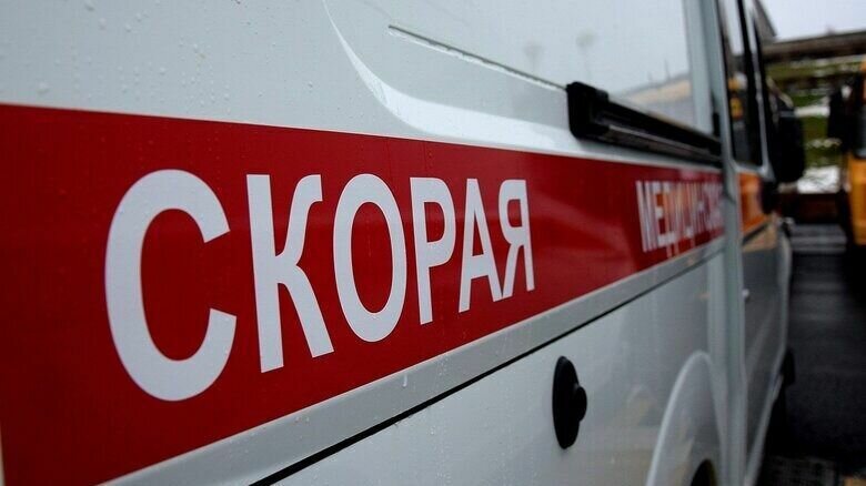     В 25-й больнице Волгограда спасают жизнь 41-летнего жителя Городищенского района, который умудрился перепутать растворитель с минеральной водой и глотнул токсичной жидкости, сообщает издание «НовостиВолгограда.ру» со ссылкой на источник в экстренных службах региона.