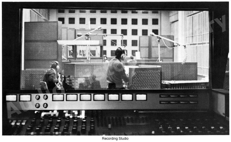 В настоящее время, в дни цифровых технологий запись звука больше не является прерогативой элиты. Техника и технологии звукозаписи постепенно прогрессировали. Как же к настоящему моменту времени мы достигли совершенно иного звучания?Рассмотрим подробнее процесс изменения технологий и способов звукозаписи на протяжении пяти десятилетий. Разделим время на пять эпох.Известно, что механическая звукозапись - это первая попытка зафиксировать звук, а затем воспроизвести его. А первым прибором для записи и воспроизведения звука был фонограф, изобретённый Т. Эдисоном в 1877 году. По мнению британского звукорежиссераAndyJonesв течение первых десятилетий такое понятие как «звуковой образ » звукоинженеров интересовало в меньшей степени. В связи с очень низким качеством звучания они концентрировались на более простых и очевидных задачах, таких как передача приемлемого музыкального баланса с помощью «правильной» расстановки исполнителей вокруг приемника звука, техническое качество фонограммы с точки зрения шумов, помех, искажений. Однако с появлением стандартов стереов 1960-хгодах и HI-FI , с изобретением первых многодорожечных магнитофонов у звукорежиссеров появилась возможность вмешиваться в звучание после этапа записи, находить каждому инструменту своё место в стереобазе и т.д. Именно этот период нас интересует в большей степени. 