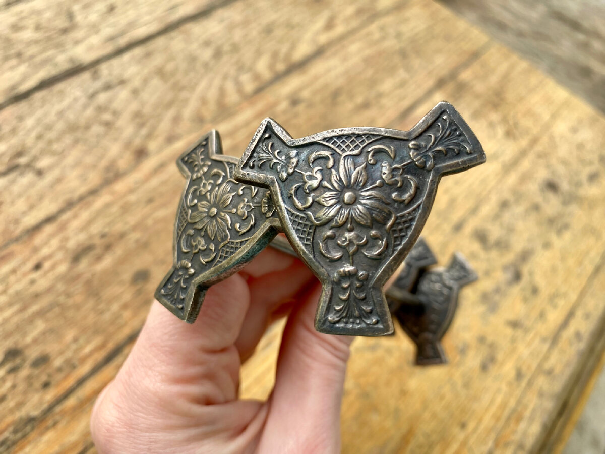 Странные мельхиоровые предметы