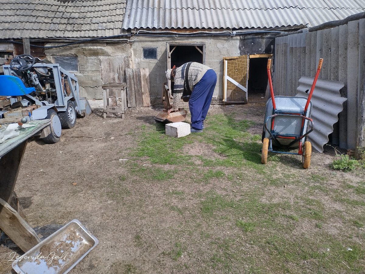 Болгаркой со шлифкругом жужжит