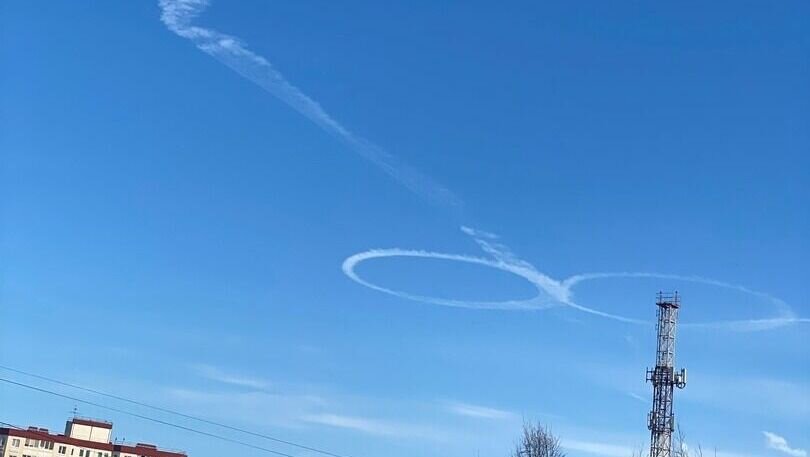     В небе над столицей Карелии можно было наблюдать необычную фигуру. Фотографии очевидцы опубликовали в социальных сетях.