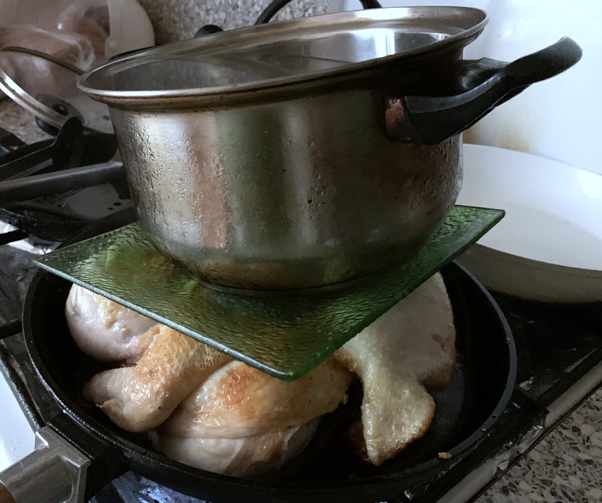 Кастрюлька с водой в качестве гнёта.