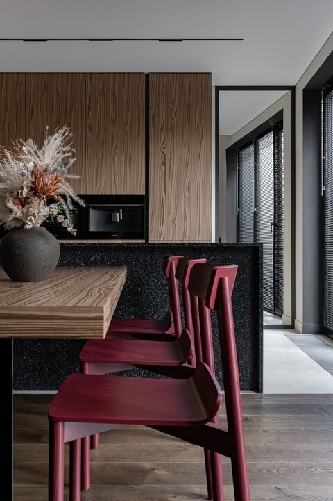 Справа от кухни сделано внутреннее окно, которое отделяет общую зону от спальни. «Первоначальная идея была использовать в нем смарт-стекло, чтобы менять прозрачность по мере необходимости, но от этой идеи в итоге отказались и установили там зеркало», — объясняют авторы.