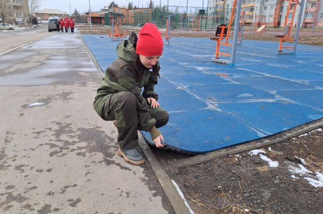    Покрытие на спортивной площадке уже отрывается. Фото:  АиФ/ Олеся Горлова