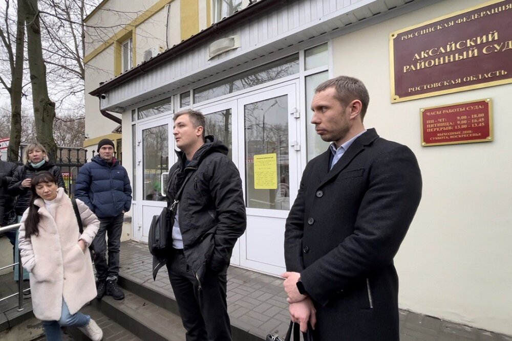 После очередного проигранного суда предприниматели думают, что им делать дальше. Второй справа - Сергей Третьяков, который вызвался помочь и призвал людей ни в коем случае не сдаваться.