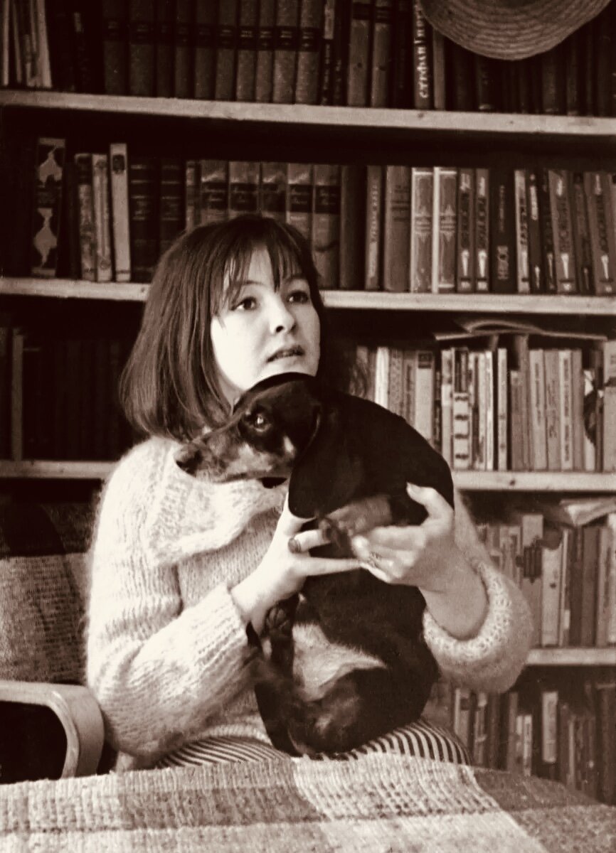 Белла Ахмадулина: «Моя мать в тридцатых годах была помешана на Испании. Она бабушку просила найти для новорожденной испанское имя. Но в Испании все-таки Изабель. Бабушка даже думала, что королеву называют Изабелла, а по-настоящему королеву называют Изабель. Но я рано спохватилась и сократила все это до Белла». Ахмадулина признавалась, что только Твардовский называл ее Изабеллой Ахатовной.