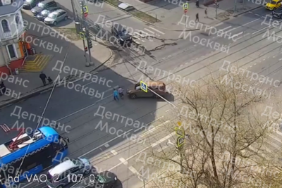    На Первомайской улице в районе дома 42 произошло ДТП с участием автомобиля и 2 пешеходов ©Скриншот