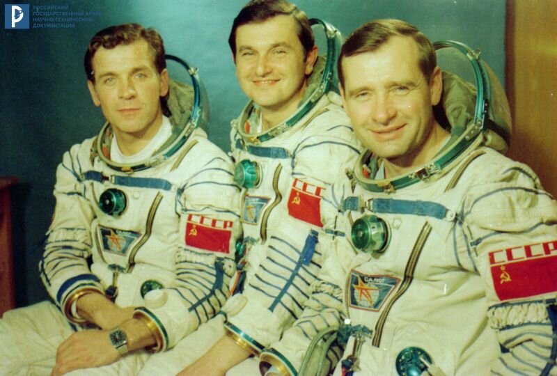 Экипаж корабля «Союз Т-8» – космонавты А.А. Серебров, В.Г. Титов и Г.М. Стрекалов перед стартом на космодроме Байконур. 20 апреля 1983 г. РГАНТД. Арх. № 1-3842 цв.   